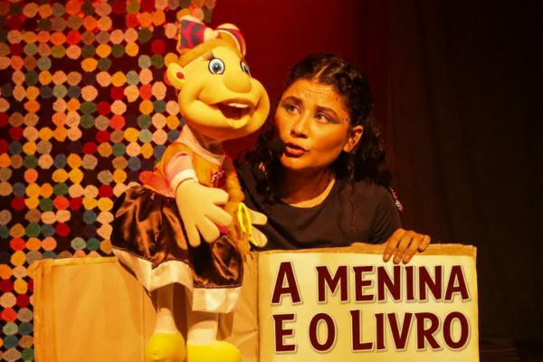 A Menina e o Livro
