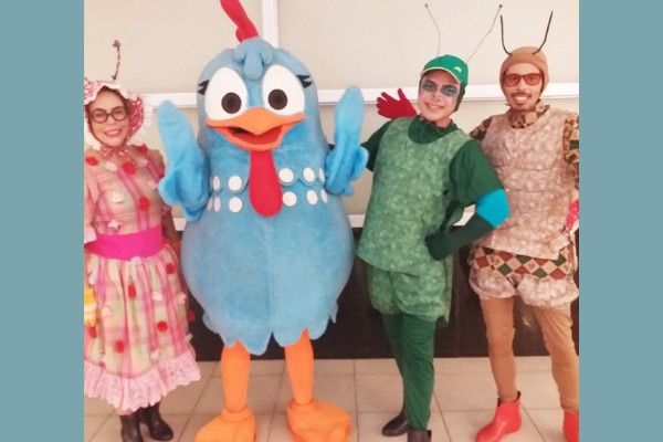 A Cigarra e a Formiga com participação da Galinha Pintadinha